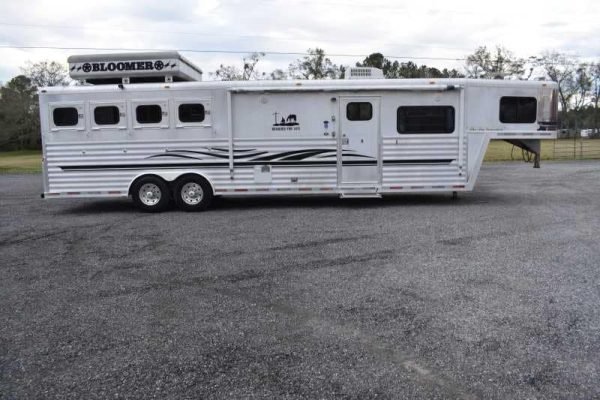 2003-bloomer-8414lq-4-horse-trailer-with-14-short-wall-2.jpg