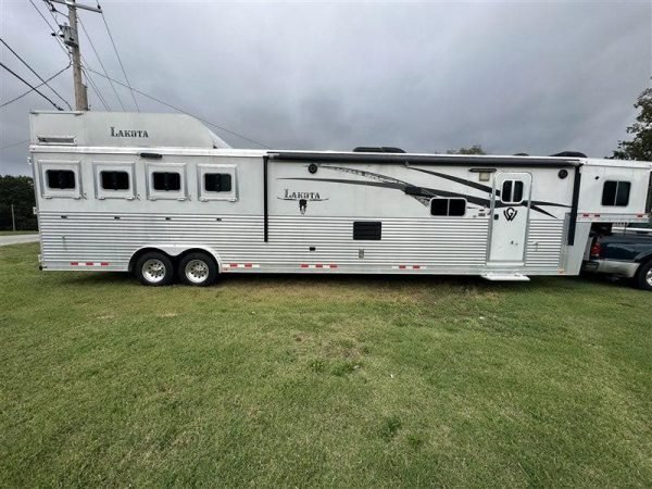 2014-lakota-bighorn-8416-generator-couch-dinette-17-shortwall-4-horse-1.jpg