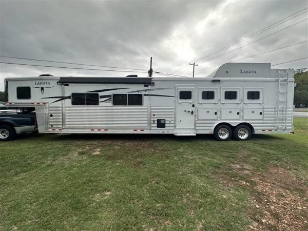 2014-lakota-bighorn-8416-generator-couch-dinette-17-shortwall-4-horse-2.jpg
