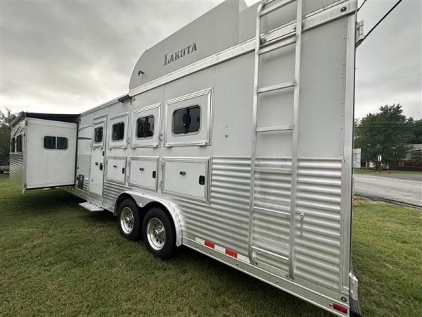 2014-lakota-bighorn-8416-generator-couch-dinette-17-shortwall-4-horse-3.jpg