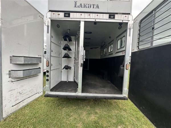2014-lakota-bighorn-8416-generator-couch-dinette-17-shortwall-4-horse-5.jpg