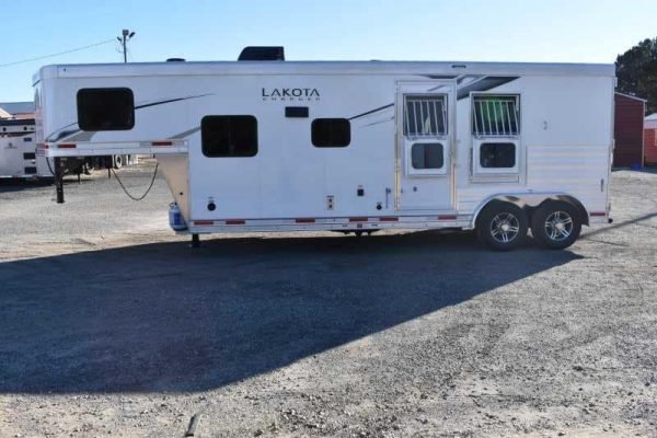 2022-lakota-charger-lq-2-horse-trailer-with-9-short-wall-8.jpg