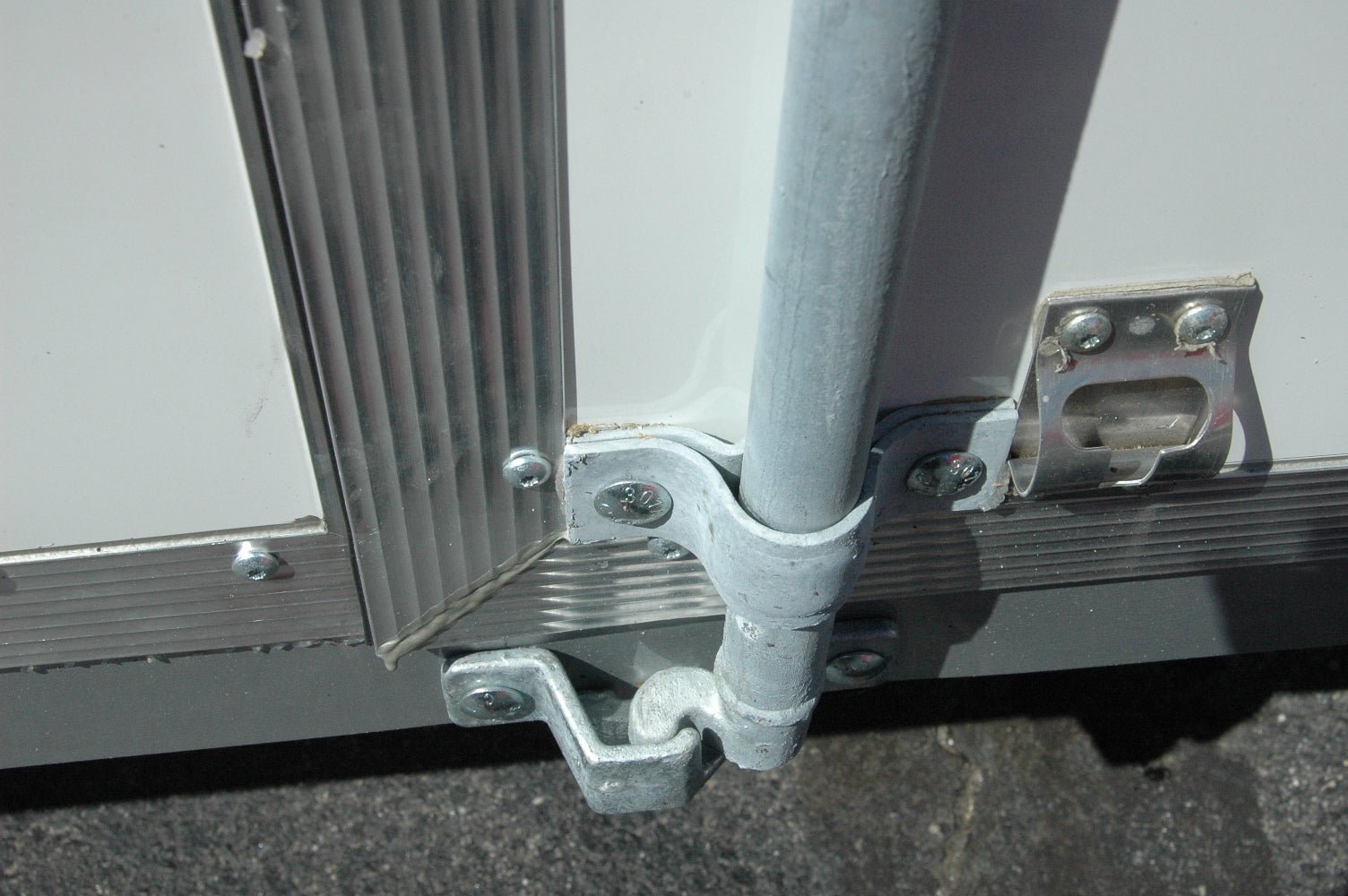 6x12_carmate_cm612ec_sportster_barndoor_white_11.jpg