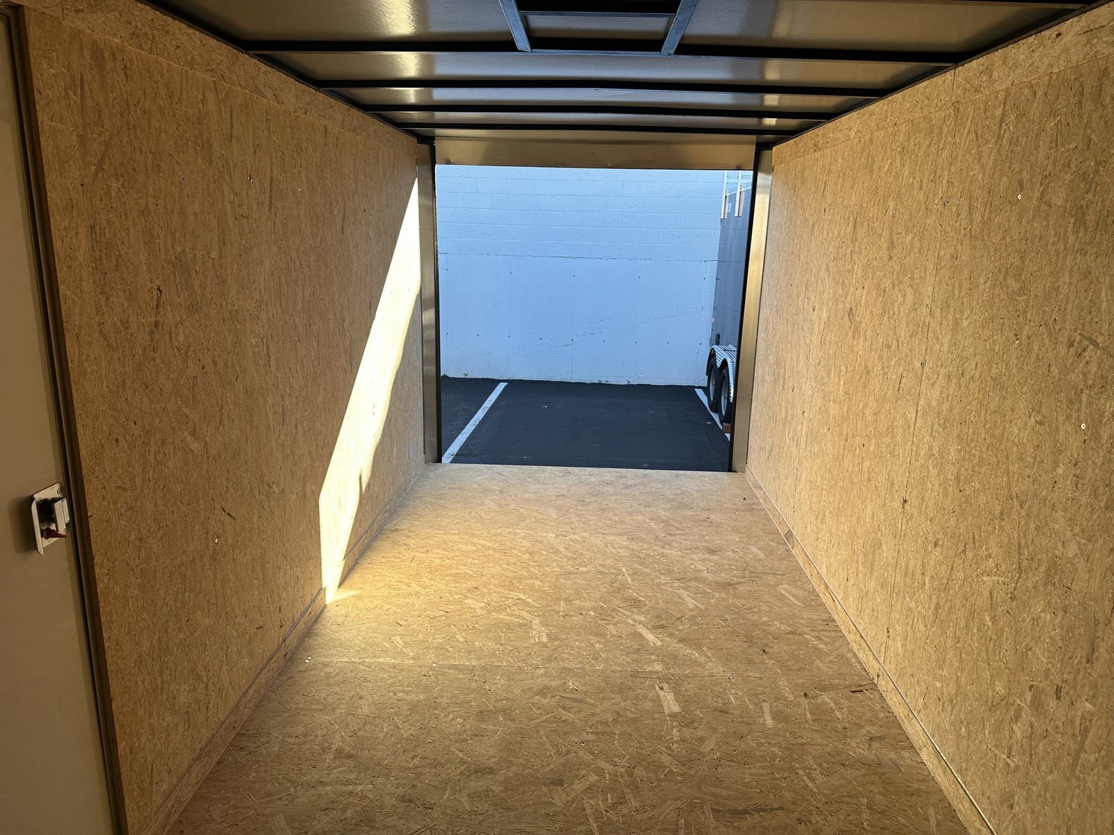 7x16_barn_door_enclosed_cargo_trailer_white-8-scaled-1.jpg