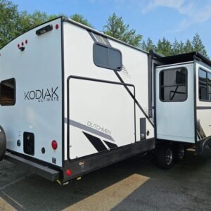 2025-Dutchmen-Kodiak-Ultimate-3321BHSL-Travel-Trailer-Stock-E5796-on-sale-at-Poulsbo-RV-3.jpg