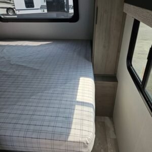 2025-Dutchmen-Kodiak-Ultimate-3321BHSL-Travel-Trailer-Stock-E5796-on-sale-at-Poulsbo-RV-4.jpg